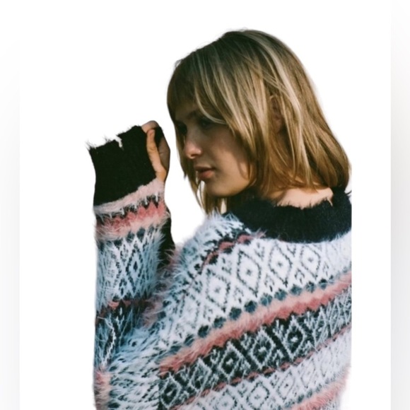 Urban outfitters fuzzy high low hem cropped sweater print blush, black sz small - Picture 3 of 13